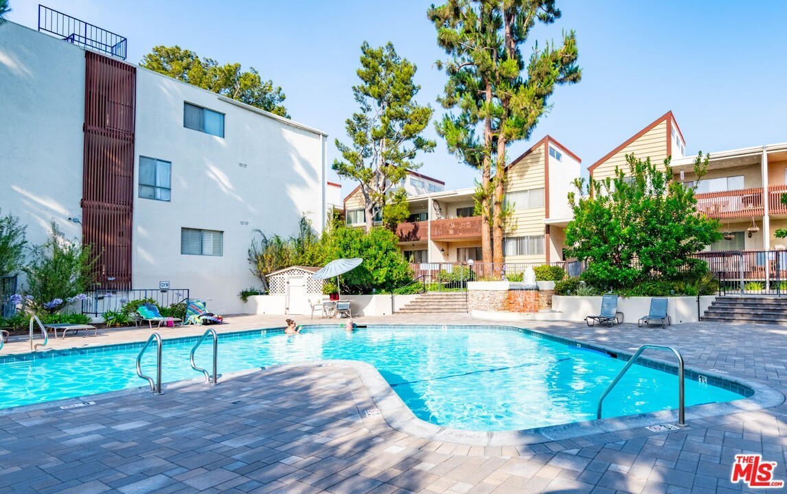 5900 Canterbury Dr., #B117, Culver City, CA 90230