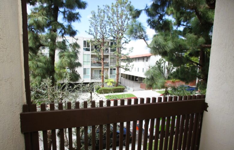 5950 Canterbury Dr., #C211, Culver City, CA 90230